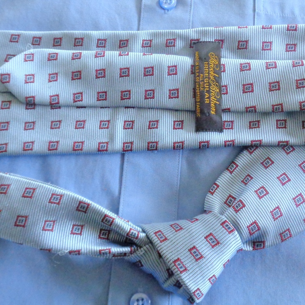 BROOK BROTHERS GEOMETRIC MENS TIE IN SOFT BLUES